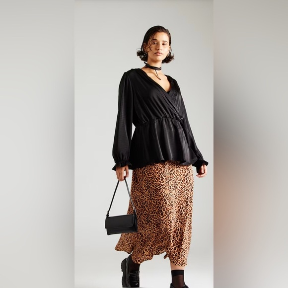 NWT Vero Moda Curve Mary Satin Draped Deep Neck Line Wrap Collarless Blouse - Picture 1 of 10